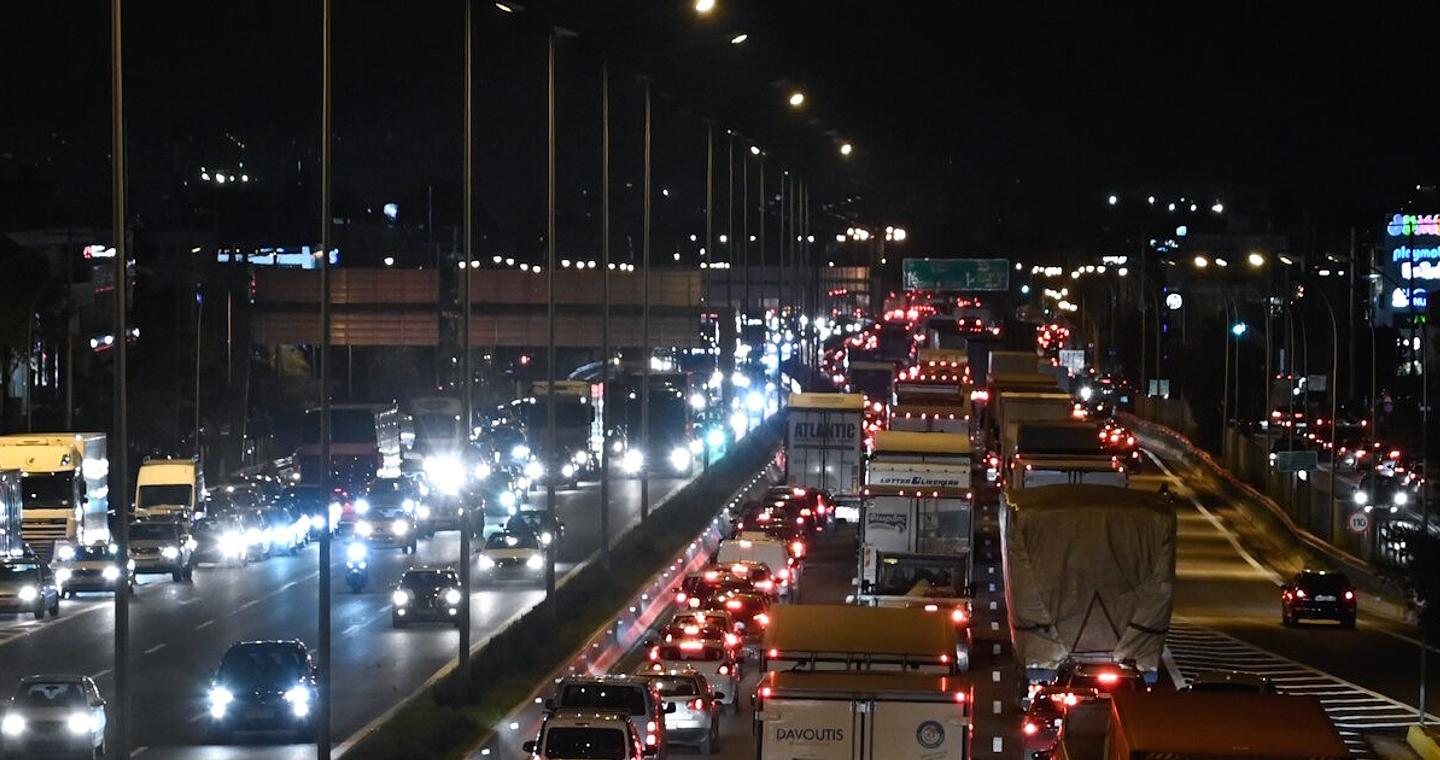 Μποτιλιάρισμα χιλιομέτρων στον Κηφισό προς Πειραιά λόγω τροχαίου - «Ουρές» από Κρυονέρι έως Περιστέρι