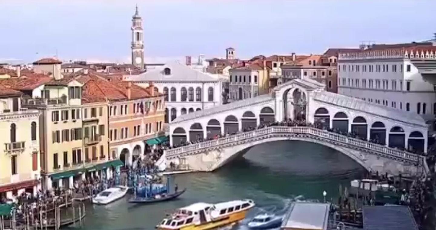 Βενετία: Ταχύπλοο συγκρούεται με γόνδολες και χτυπά στη γέφυρα του Ριάλτο