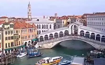 Τρόμος στη Βενετία: Ταχύπλοο διέλυσε γόνδολες και καρφώθηκε στη γέφυρα του Ριάλτο