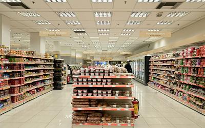 Νέα δεδομένα για την ακρίβεια: Πού υποχωρούν οι τιμές και πού επιμένουν