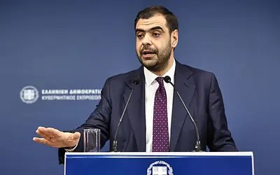 «Μπαχαλάκηδες με το πουκάμισο και τη γραβάτα»: Η απάντηση Μαρινάκη για το briefing