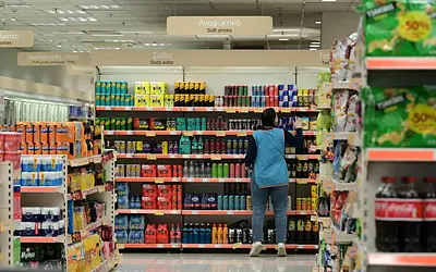 Ανάσα από την ενέργεια αλλά «φωτιά» στα ράφια και τα ενοίκια