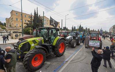 «Απόβαση» στο Σύνταγμα: Εκατό τρακτέρ πολιορκούν το κέντρο της Αθήνας για την επιβίωση
