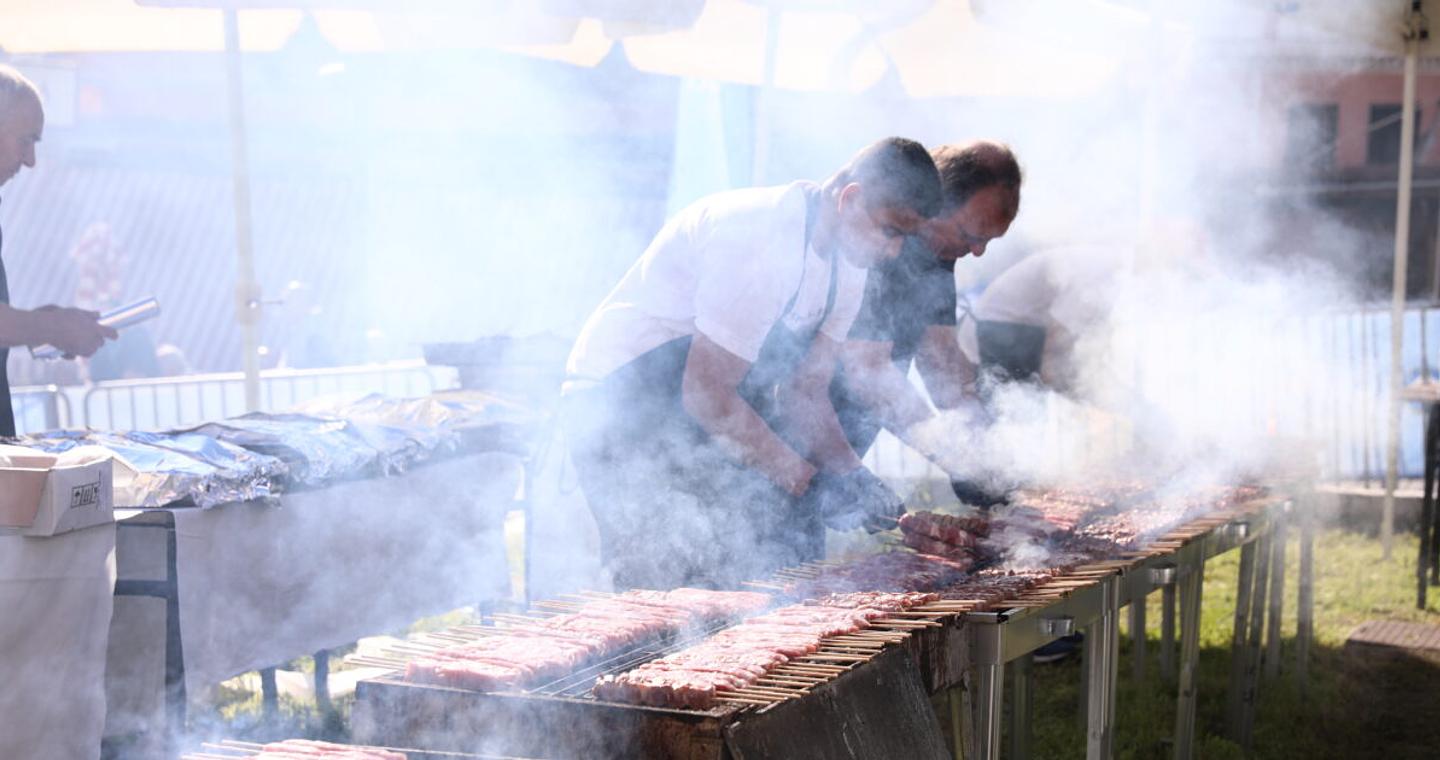 Τσικνοπέμπτη στην Αθήνα: Βγήκαν ψησταριές και κρέατα στη Βαρβάκειο - Ξέφρενος χορός σε Ερμού και Κοτζιά