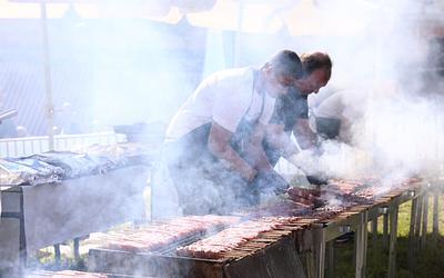 Η Αθήνα γιορτάζει την Τσικνοπέμπτη με παραδοσιακό άρωμα Νάξου στη Βαρβάκειο