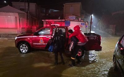 Συναγερμός για την κακοκαιρία: «Κόπηκαν» δρόμοι και γέφυρες σε Κρήτη και Χίο