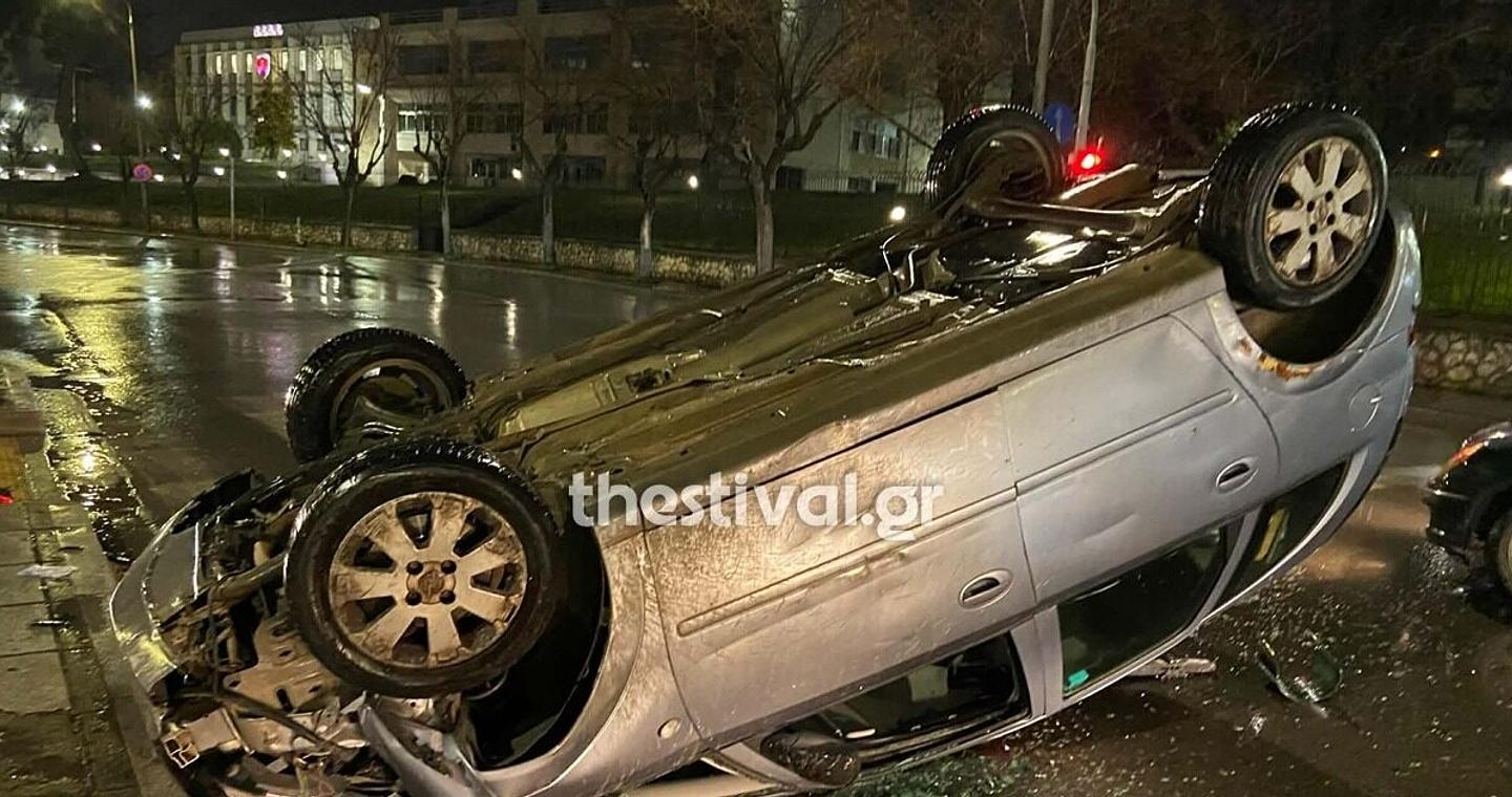 Σοβαρό τροχαίο στη Θεσσαλονίκη: Αυτοκίνητο καρφώθηκε σε φανάρι και τούμπαρε – Στο νοσοκομείο ο οδηγός