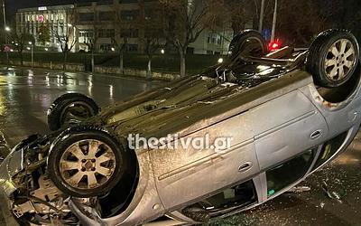 Θρίλερ στη Θεσσαλονίκη: Αυτοκίνητο διαλύθηκε και ανατράπηκε μετά από σφοδρή πρόσκρουση