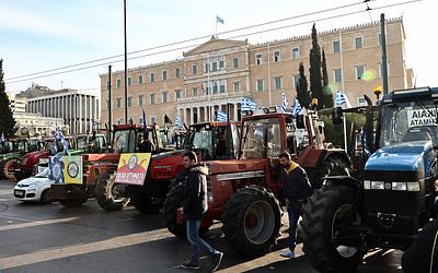 Η Αθήνα πολιορκείται: Οι αγρότες κατεβαίνουν με τρακτέρ στο Σύνταγμα