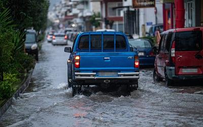 Η φύση εκδικείται: Ανεμοστρόβιλοι, πλημμύρες και εικόνες βιβλικής καταστροφής στη χώρα