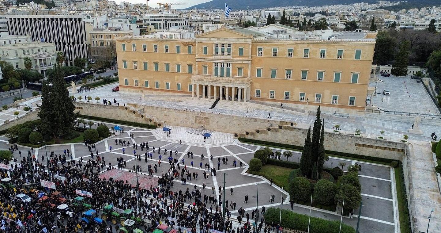 Live οι αγρότες στην Αθήνα: Στην πλατεία Συντάγματος τα τρακτέρ - Συνθήματα και πανό μπροστά στη Βουλή