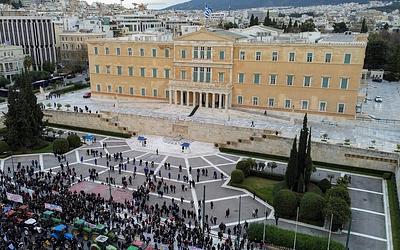 Η κάθοδος των τρακτέρ στην Αθήνα: Οι αγρότες στρατοπεδεύουν έξω από τη Βουλή