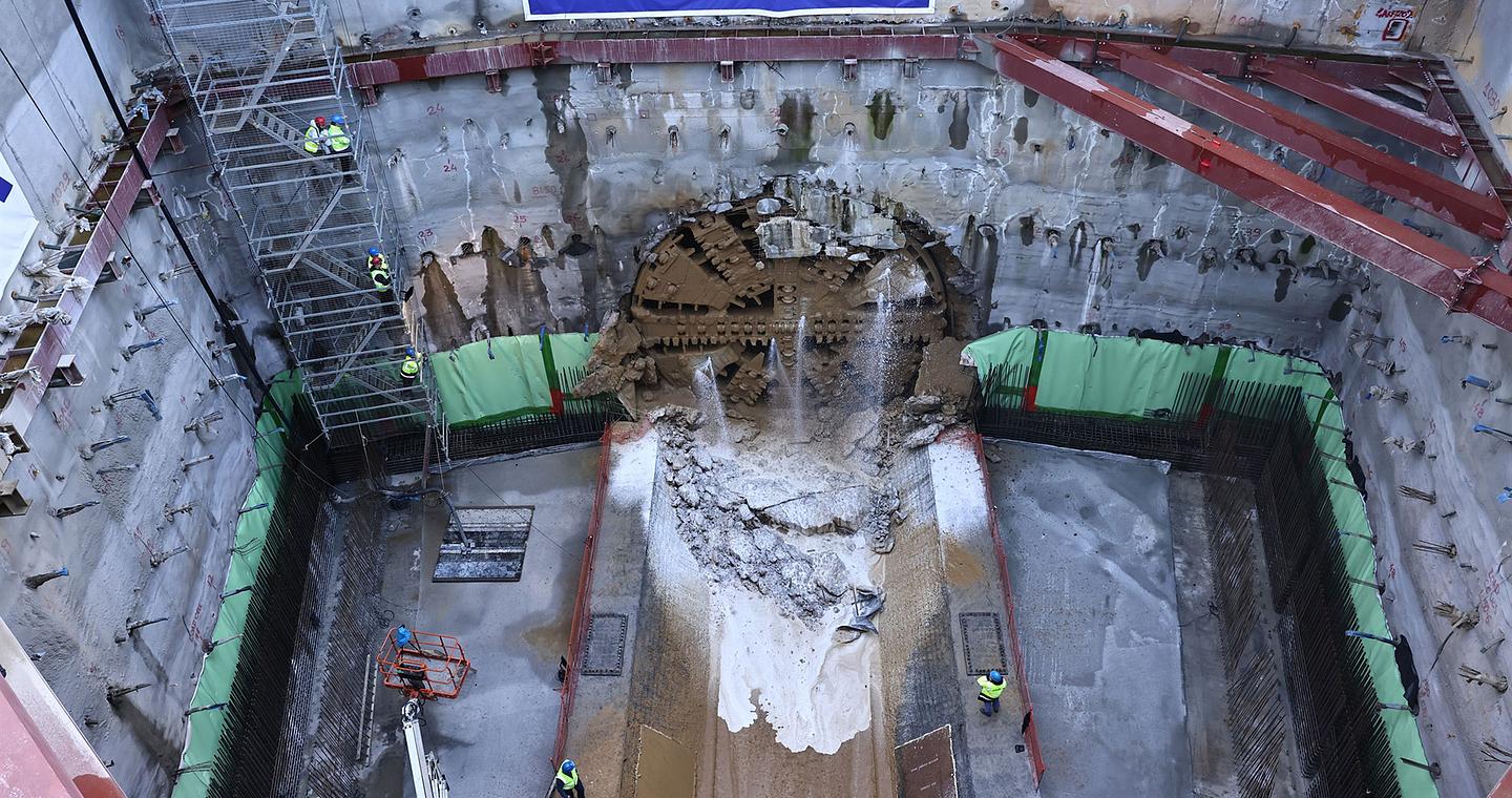 Μετρό – Γραμμή 4: Η «Αθηνά» έφθασε απέναντι από τον Ευαγγελισμό