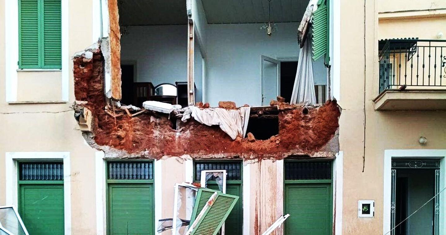 Σοκ στη Μεσσήνη: Κατέρρευσε ολόκληρη η πρόσοψη σπιτιού