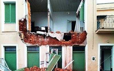 Συναγερμός στη Μεσσήνη από την αιφνίδια κατάρρευση πρόσοψης κατοικίας στην Κολοκοτρώνη
