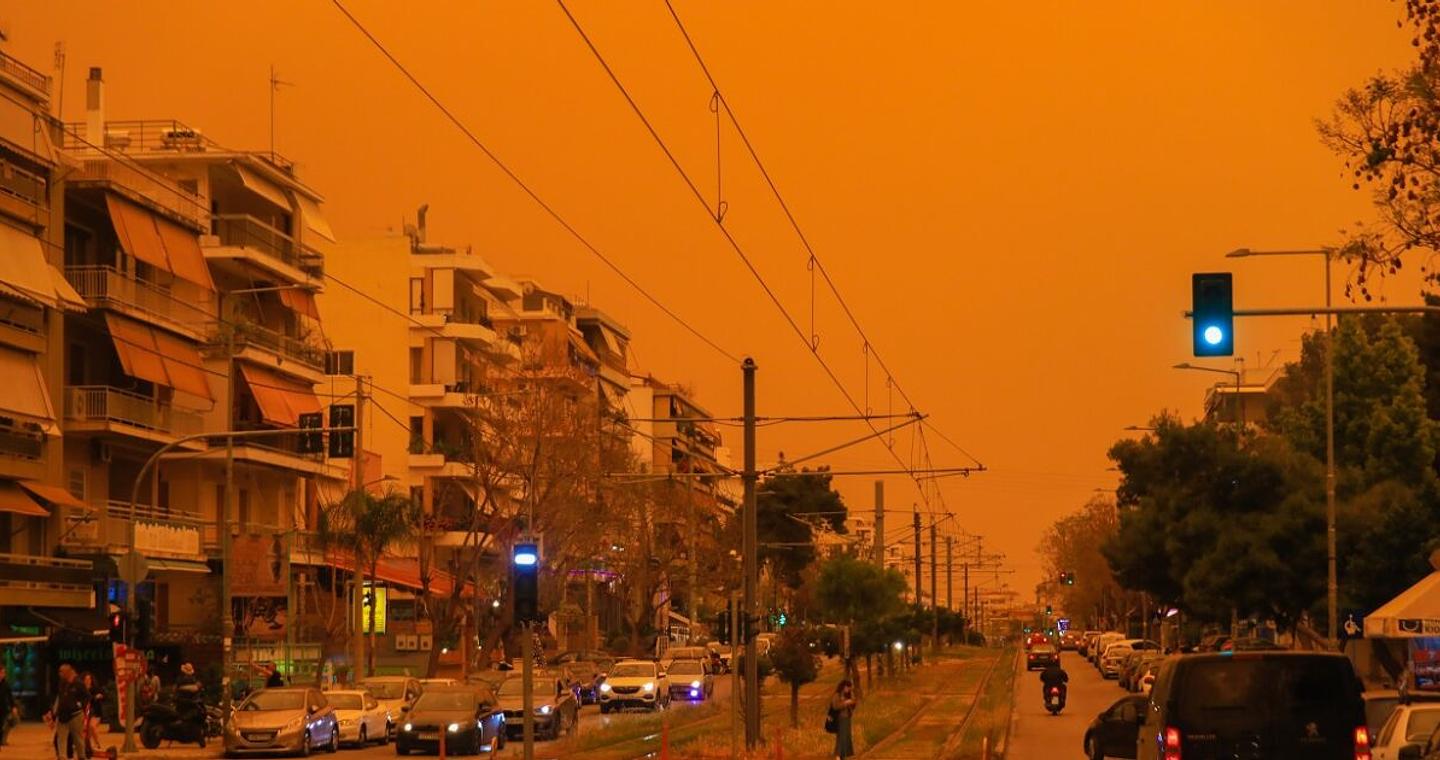 Διπρόσωπος ο καιρός το Σαββατοκύριακο: Αφρικανική σκόνη, βροχές και υψηλές θερμοκρασίες