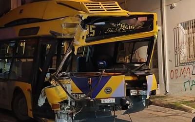 Τρόλεϊ προσέκρουσε σε πολυκατοικία στα Πετράλωνα και προκάλεσε συναγερμό