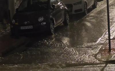 Σαρώνει την Αττική η κακοκαιρία: Πού έχουν κλείσει δρόμοι λόγω υπερχείλισης