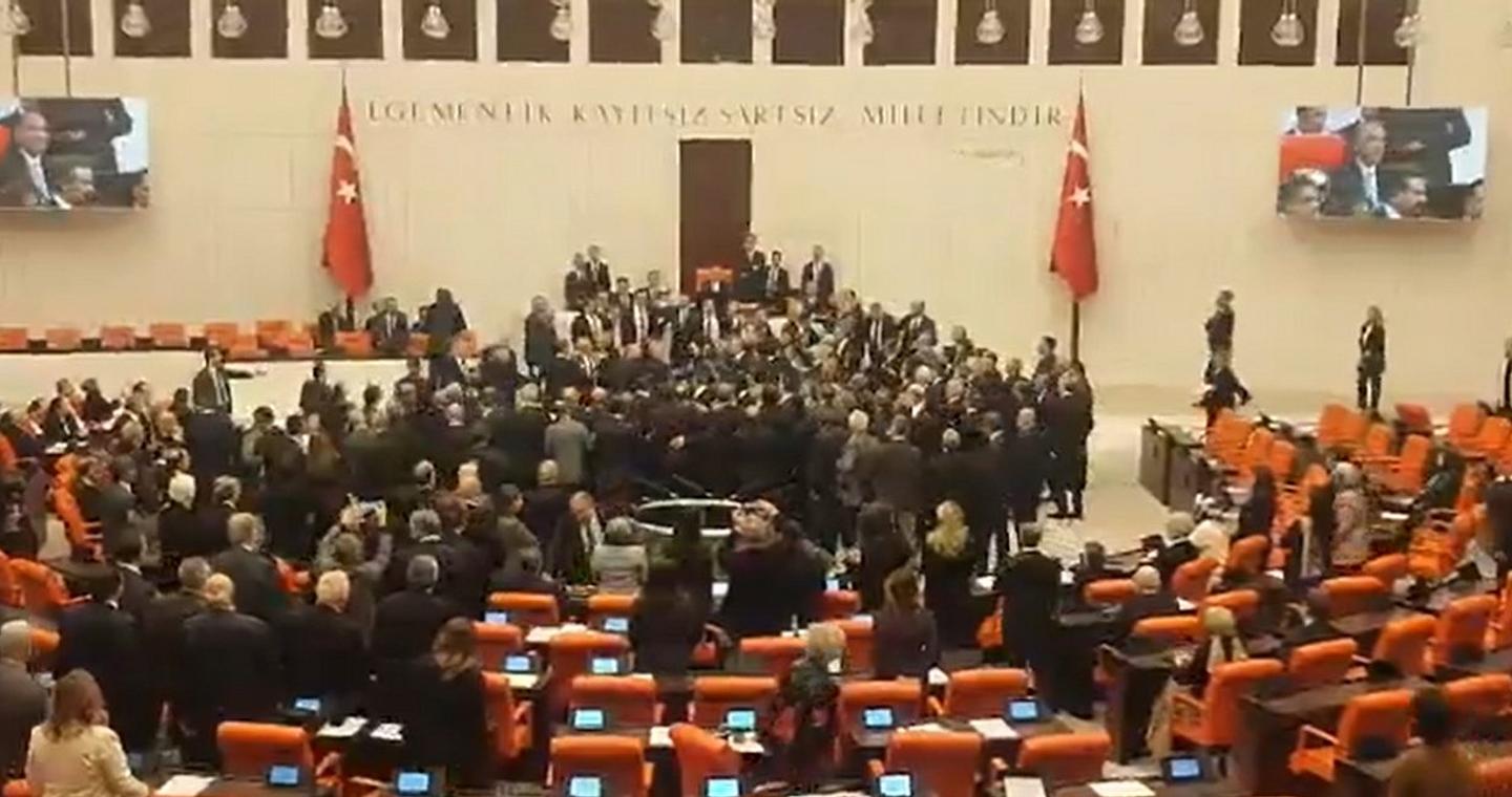 Άγριο ξύλο στην τουρκική Βουλή την ώρα που ο Ερντογάν υποδεχόταν τον Μητσοτάκη -Δείτε βίντεο