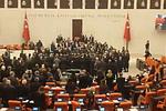 Χάος στην τουρκική Βουλή: Άγριο ξύλο και τραυματισμοί στην ορκωμοσία των υπουργών