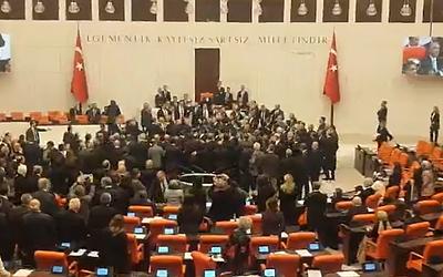 Χάος στην τουρκική Βουλή: Άγριο ξύλο και τραυματισμοί στην ορκωμοσία των υπουργών