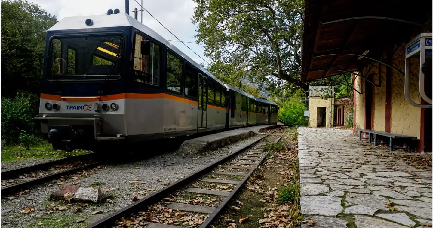 Ακινητοποιήθηκαν δύο αμαξοστοιχίες λόγω βλάβης στα Νιάματα, ταλαιπωρία για 77 επιβάτες