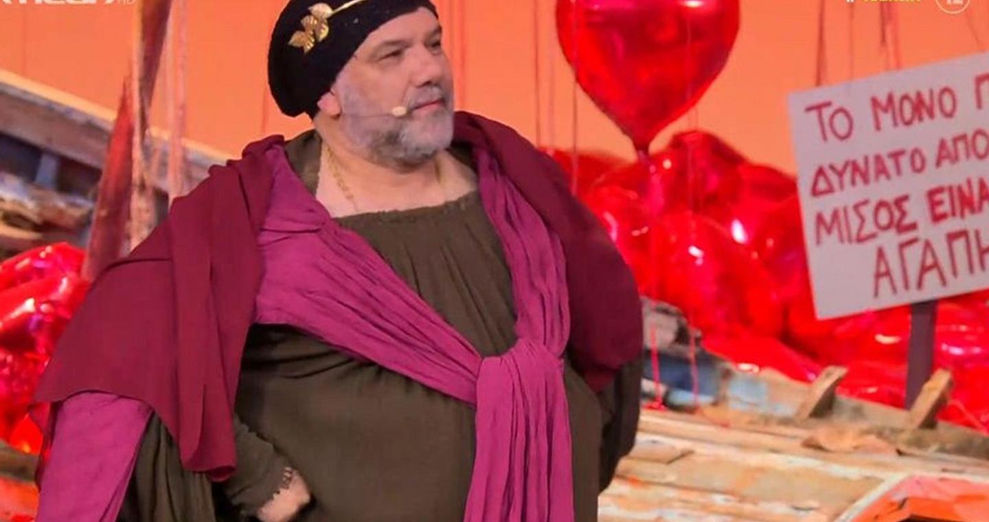 Ξεκαρδιστικός ο Γρηγόρης Αρναούτογλου στον ρόλο της Πυθίας στο «Αλ Τσαντίρι Νιουζ»