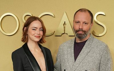 Η Έμμα Στόουν μαγνητίζει τα βλέμματα στο γεύμα των Όσκαρ με Λάνθιμο