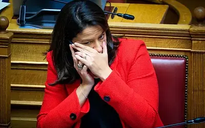 Ανατροπή στη Βουλή: Γιατί το νομοσχέδιο για τις συμβάσεις οδηγείται σε ναυάγιο