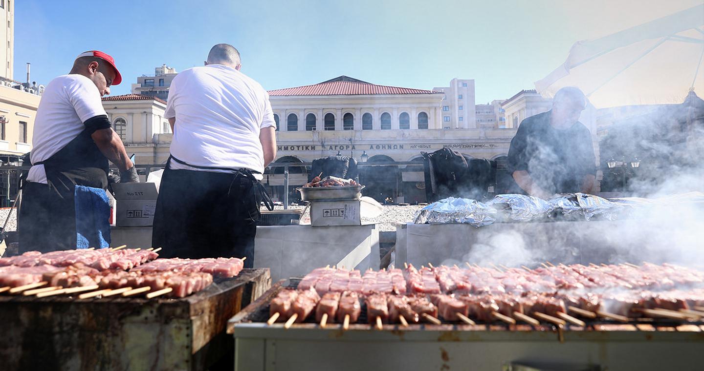 Η Αθήνα το «τσικνίζει» στη Βαρβάκειο
