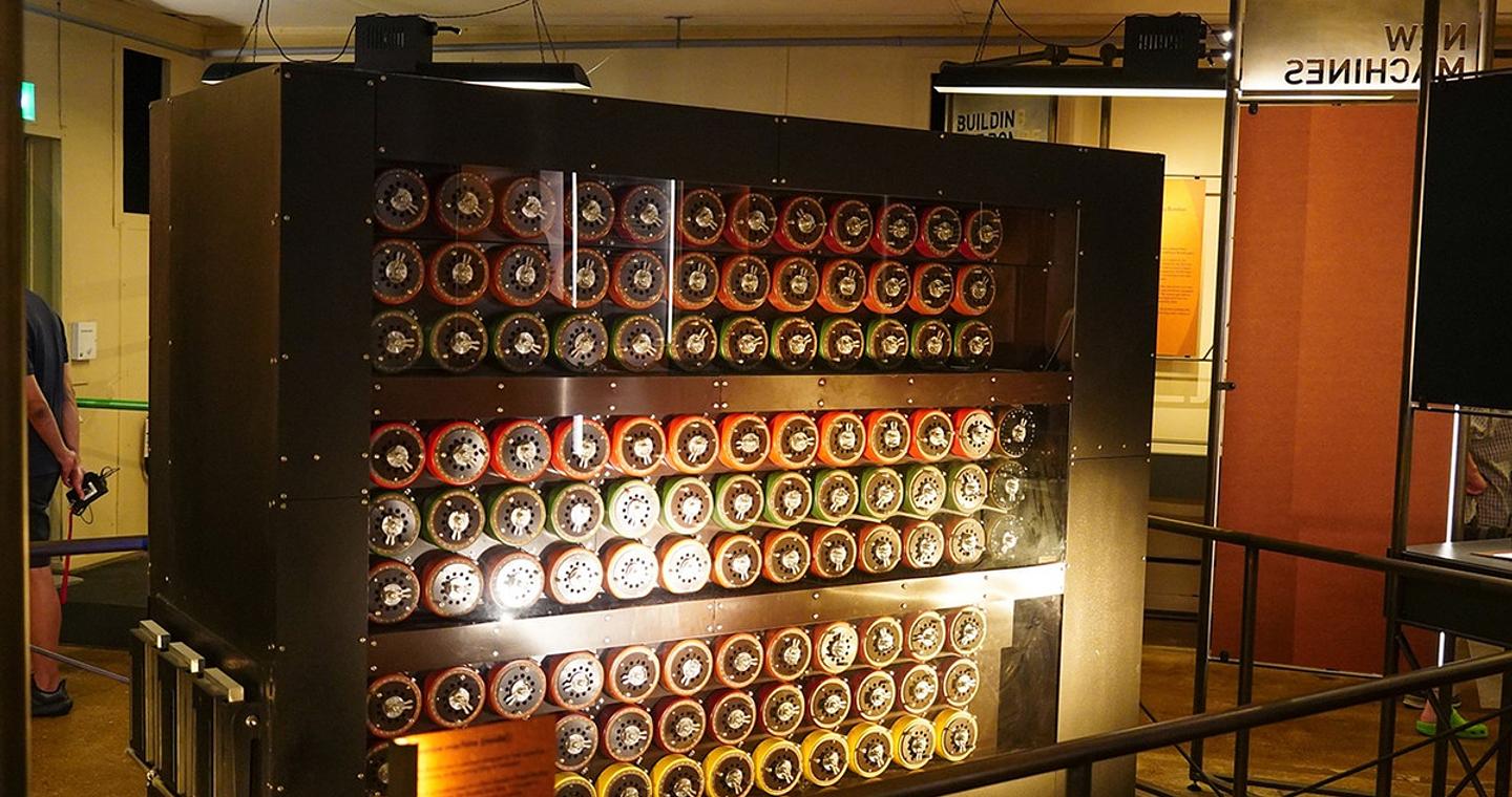 Πώς ένας Βρετανός μαθηματικός έσπασε τον δυσεπίλυτο κώδικα «Enigma» των Ναζί, αλλάζοντας την πορεία του Β’ Παγκοσμίου Πολέμου