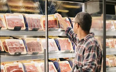 Πληθωρισμός δύο ταχυτήτων: Η ανάσα των αριθμών και η πραγματικότητα στα ράφια