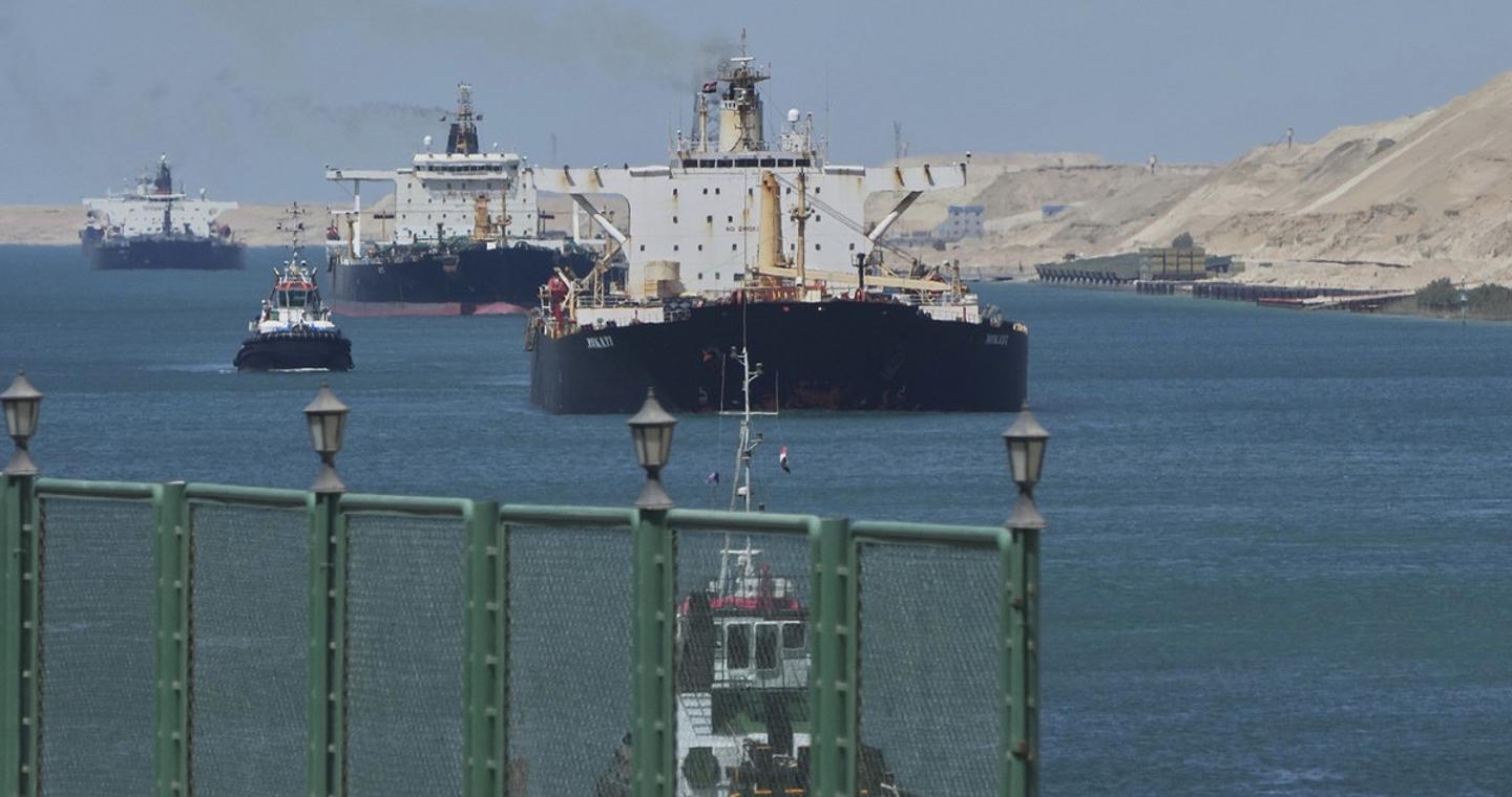 Ανάκαμψη στη Διώρυγα του Σουέζ: Αύξηση διελεύσεων και εσόδων το πρώτο εξάμηνο 2025/26, αλλά και εγρήγορση στα Στενά