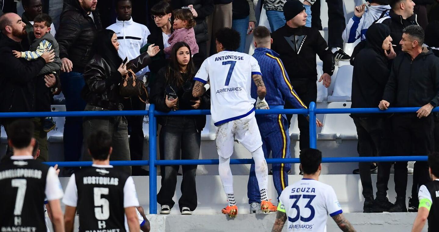 Κηφισιά – ΟΦΗ: Ένταση στις εξέδρες του γηπέδου, ο Αντονίσε ανέβηκε στις κερκίδες για να πάρει το παιδί του