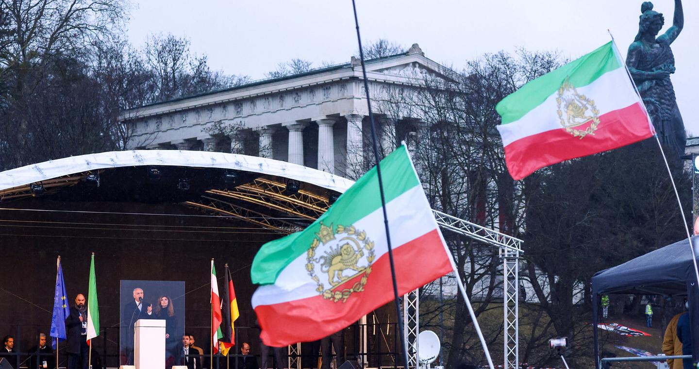 Μόναχο: Ο Ρεζά Παχλαβί δηλώνει έτοιμος να ηγηθεί της «μετάβασης» στο Ιράν