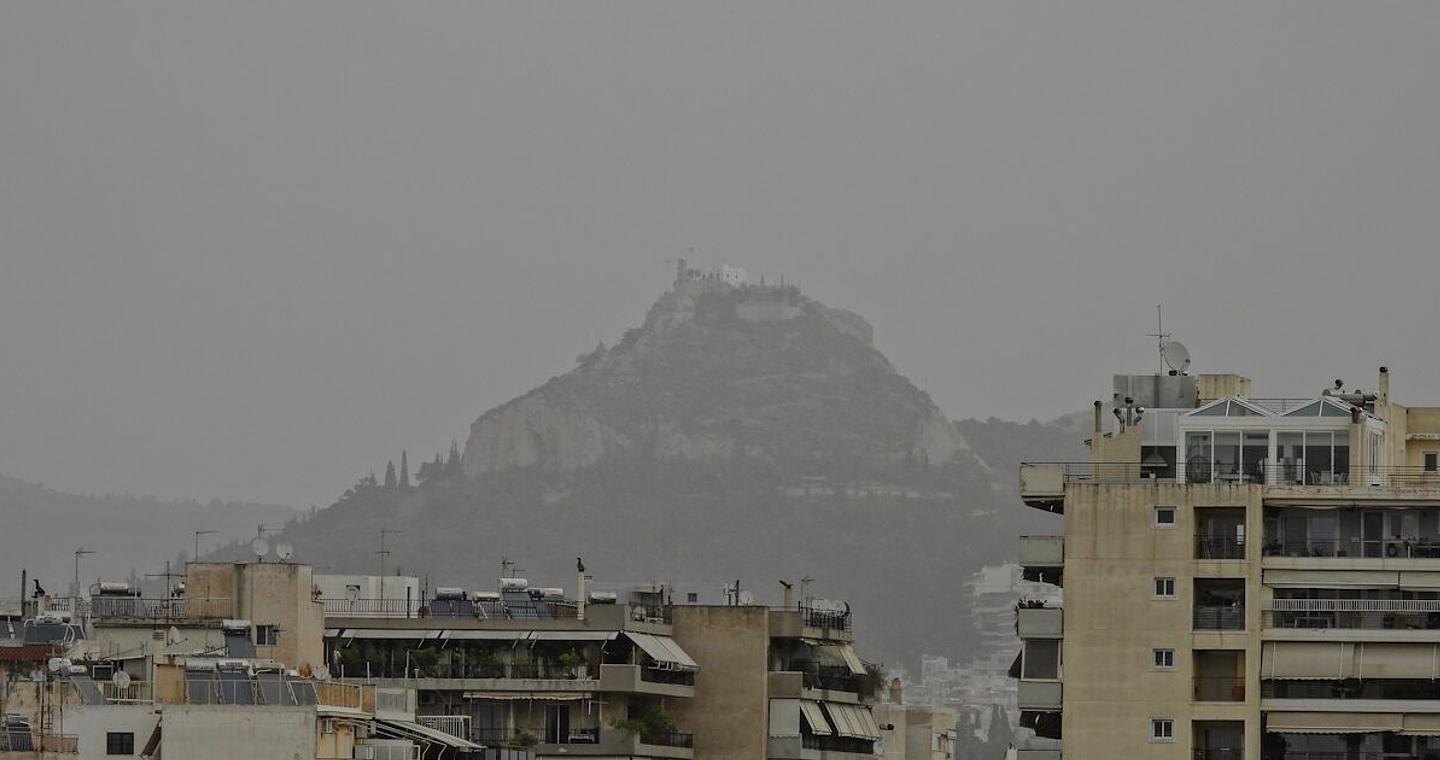 Η αφρικανική σκόνη «σκέπασε» Αθήνα, Ναύπλιο, Μεσσηνία και Κρήτη - Κλειστά σχολεία και ακυρώσεις παρελάσεων στο Ηράκλειο