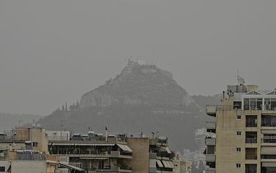 Συναγερμός για την αφρικανική σκόνη: Ποιες περιοχές «πνίγονται» και πού κλείνουν σχολεία