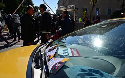Χειρόφρενο στα ταξί: Τριήμερο απεργιακό μπλακ άουτ και απειλή για κινητοποιήσεις διαρκείας