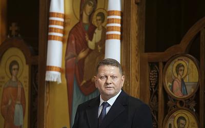 Ουκρανία: Απόπειρα προσέγγισης Ζαλούζνι από Τραμπ, κόντρα Ζελένσκι και εκλογές στο φόντο
