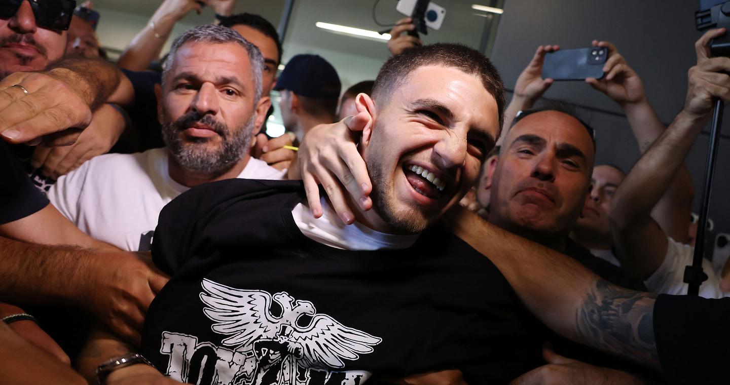 Θεσσαλονίκη: Πανδαιμόνιο στο αεροδρόμιο «Μακεδονία» για τον Ζαφείρη (βίντεο)