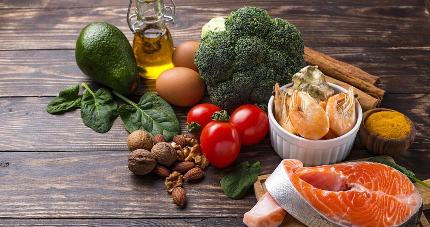 Η «νέα πυραμίδα» της διατροφής: τι αλλάζει και τι μένει από τη Μεσογειακή δίαιτα