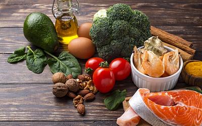 Αποκαλύπτεται η «νέα πυραμίδα» διατροφής: Τι αλλάζει στο πιάτο μας το 2025