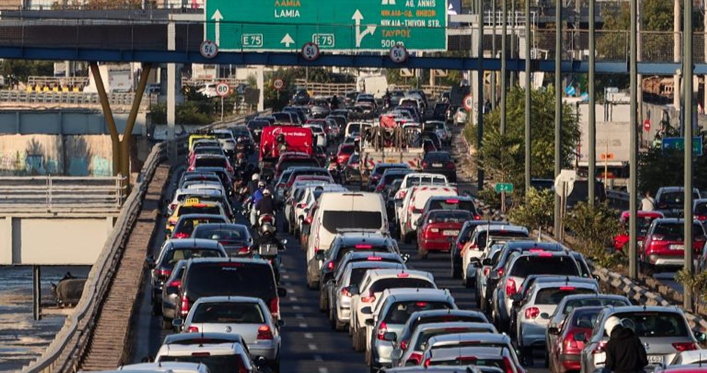 Τέσσερις κλειστές είσοδοι στην Αττική Οδό και απεργία ταξί φέρνουν κυκλοφοριακό «έμφραγμα» στο Λεκανοπέδιο
