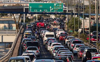 Απίστευτη ταλαιπωρία στους δρόμους: Κλειστή η Αττική Οδός και απεργία ταξί