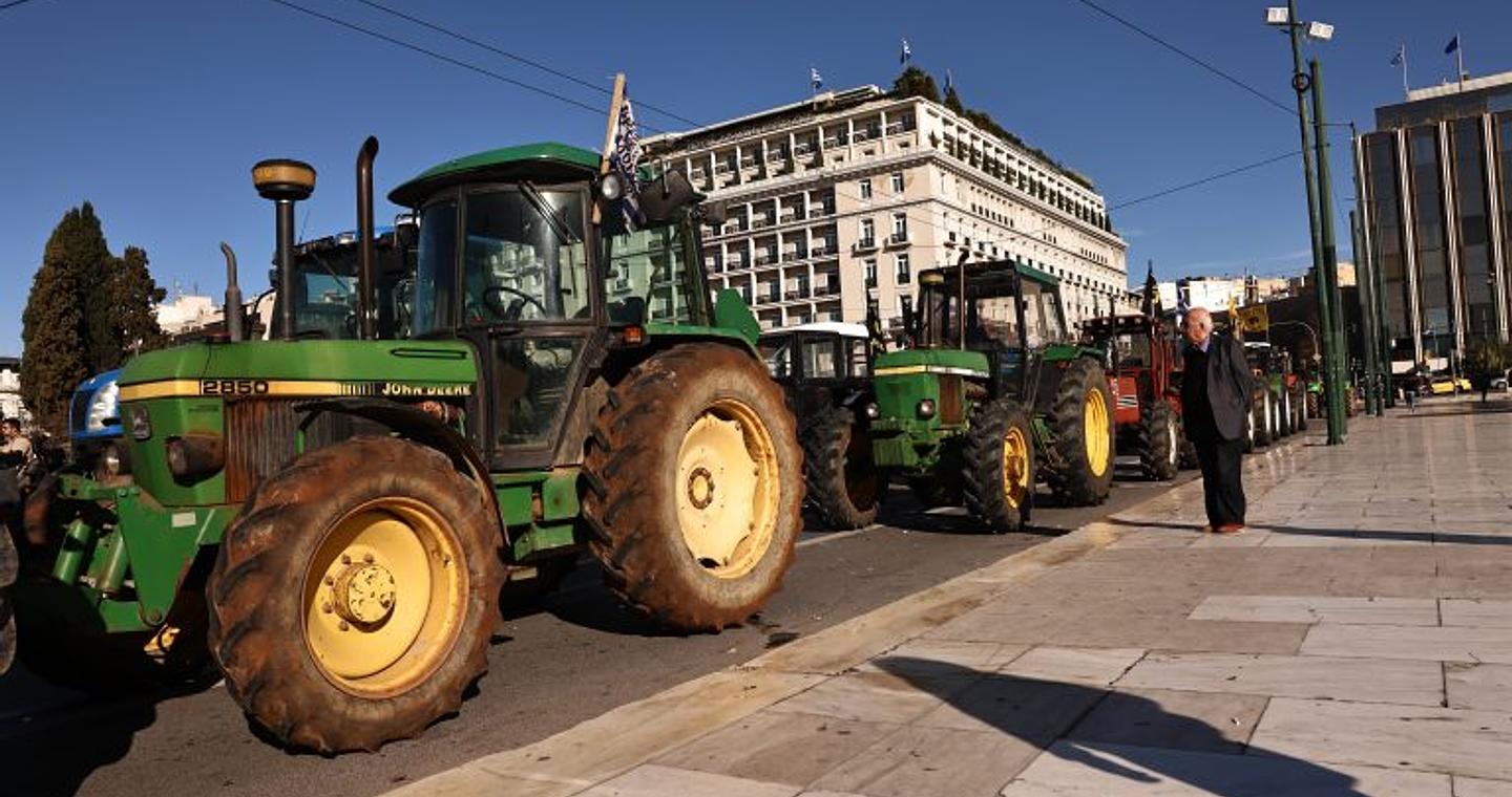 Αγρότες: Ξενύχτι στο Σύνταγμα με 44 τρακτέρ – Τα αιτήματα, τα πολιτικά μηνύματα και η ώρα της αποχώρησης