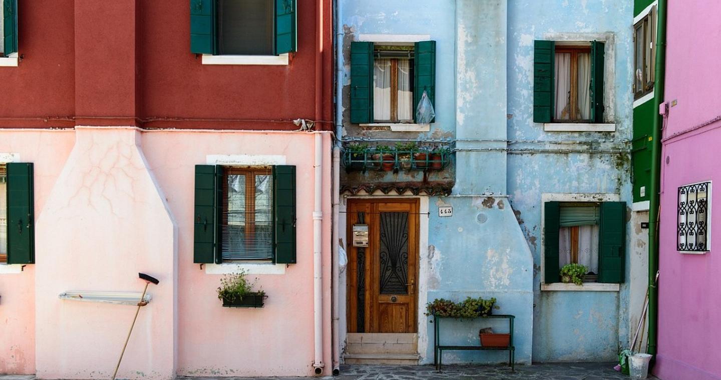 Απανωτά σοκ, ελλείψεις προσφοράς και στεγαστική κρίση – Οι λόγοι που το σπίτι έχει γίνει η κύρια ανησυχία των Ευρωπαίων