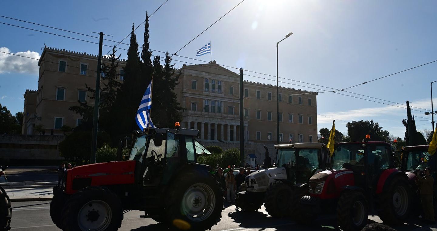 Αγρότες: Αποχώρησαν τα τρακτέρ από το Σύνταγμα - «Θα συνεχίσουμε τον αγώνα επιβίωσης»
