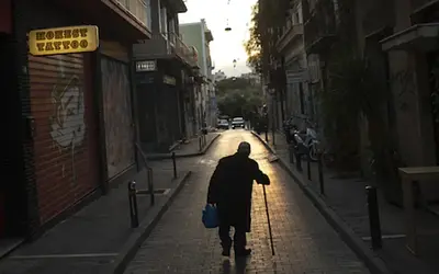 Η αθόρυβη πολιορκία: Πώς η Αθήνα και η Ευρώπη «ξεχνούν» τους ηλικιωμένους