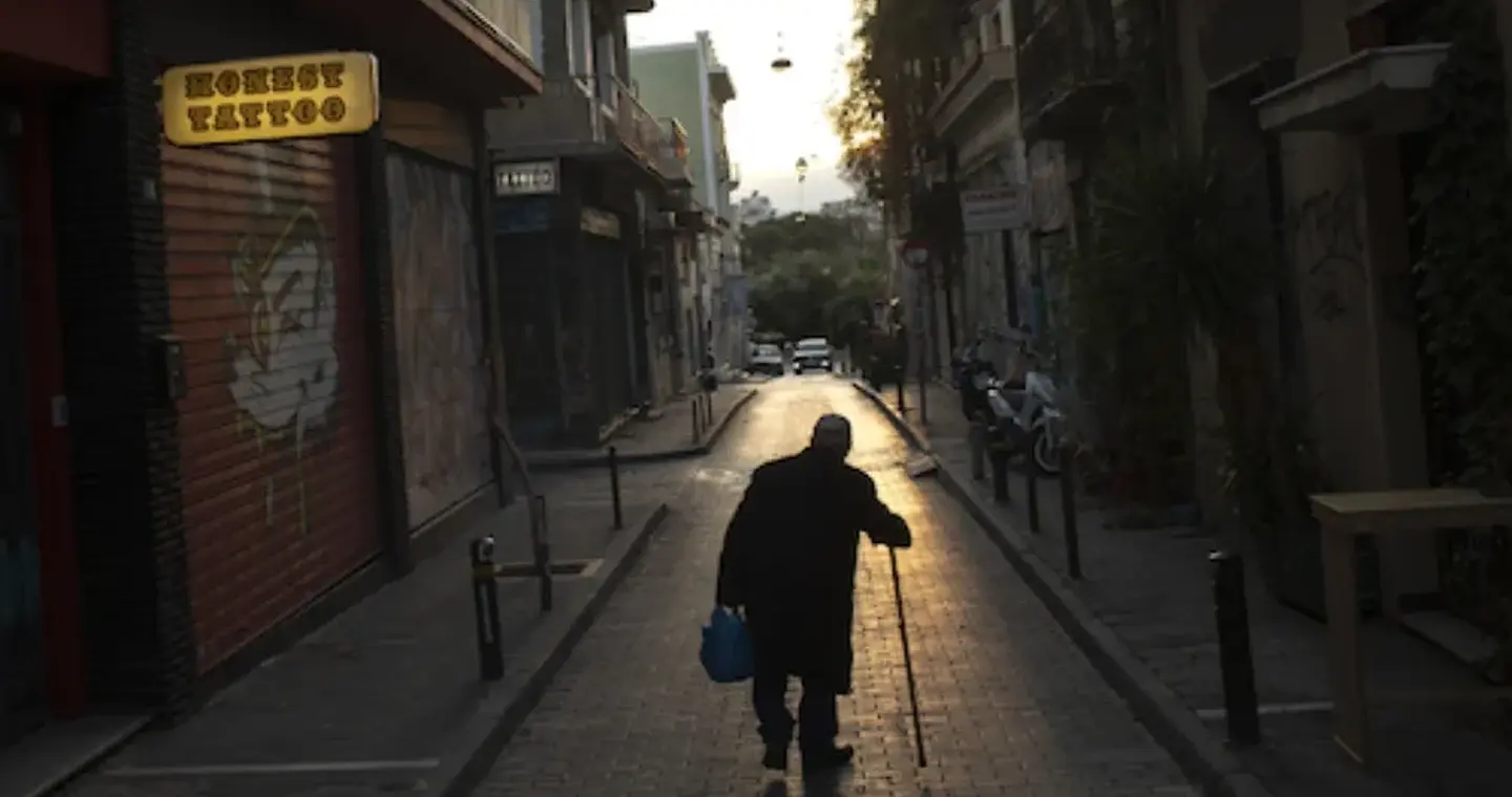 Πίσω από τα κλειστά παντζούρια: Η πιο θορυβώδης μοναξιά της Αθήνας