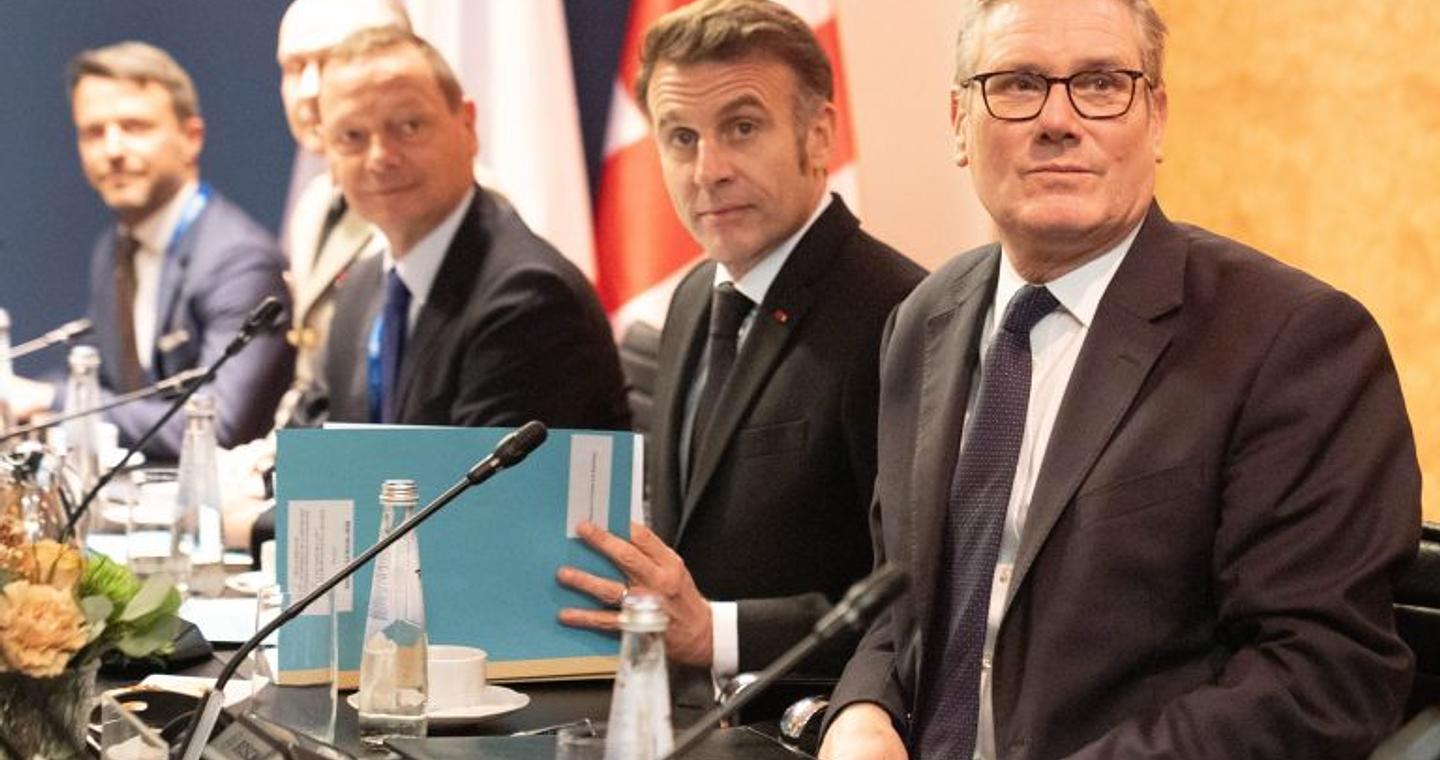 Politico για Διάσκεψη του Μονάχου: Η Ευρώπη ξοδεύει περισσότερα για την άμυνα και μπορεί να ορθώσει ανάστημα στον Τραμπ